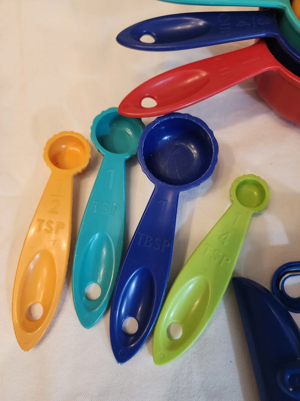 Colorful Measuring Cups and Spoons Set and Chip Clips